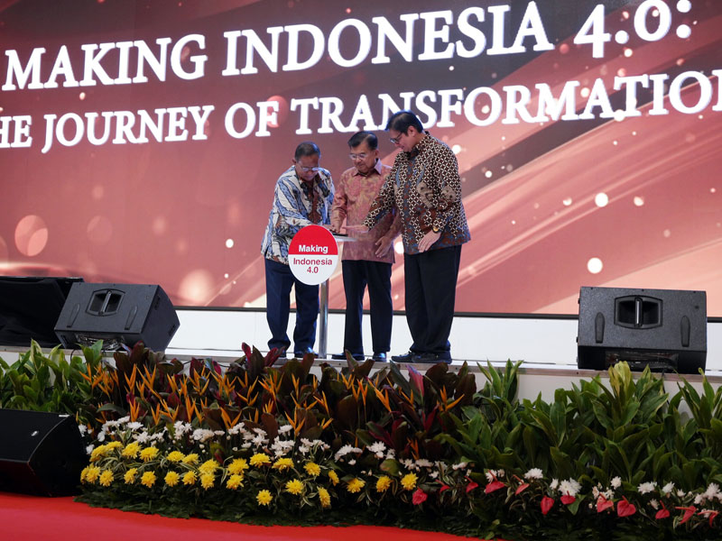Wapres Jusuf Kalla (tengah) bersama Menko Perekonomian Darmin Nasution (kiri) dan Menteri Perindustrian Airlangga Hartarto.