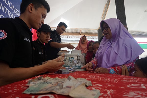 Warga menukar uang lusuh