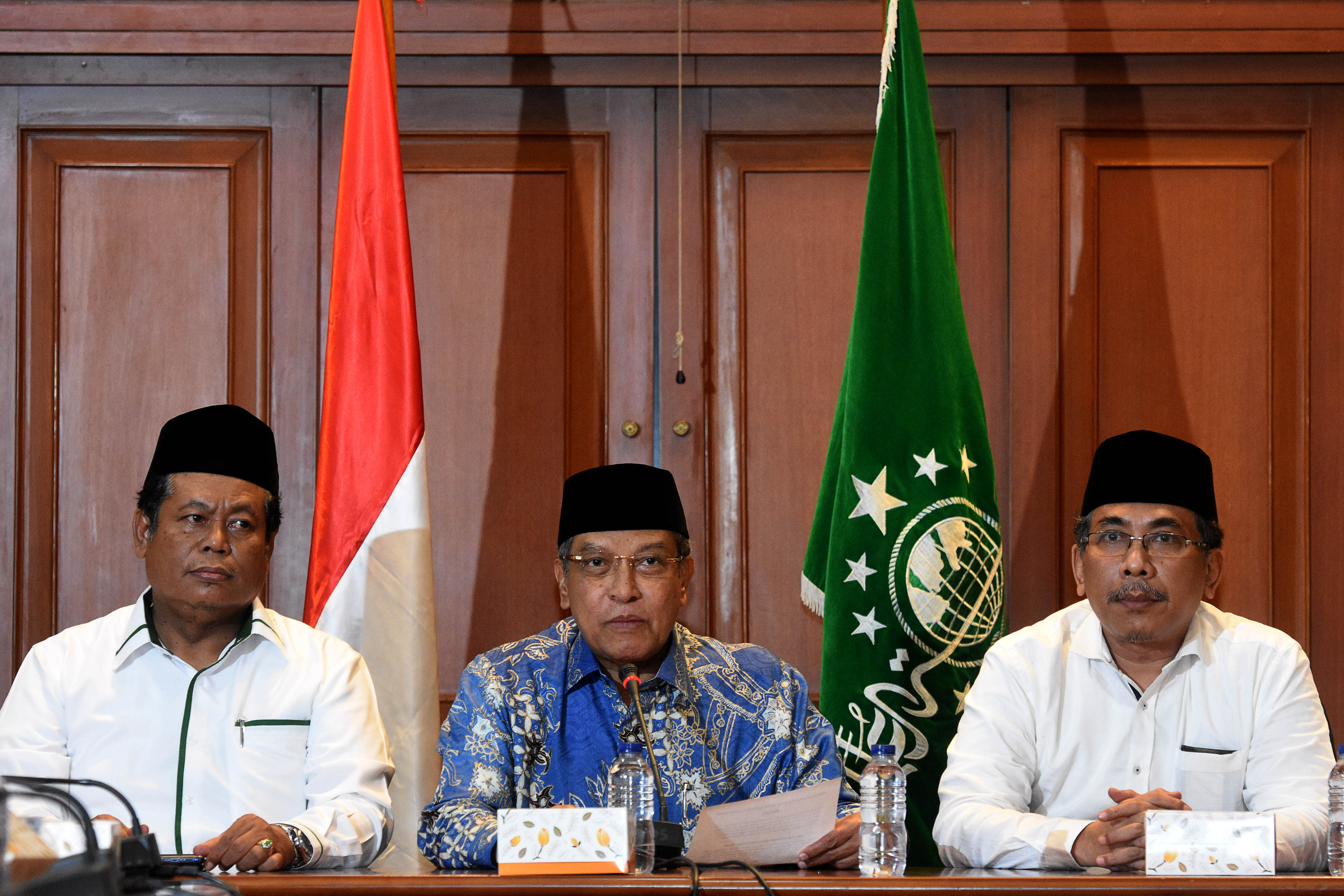  Ketua Umum Pengurus Besar Nahdlatul Ulama (PBNU) yang juga Ketua Lembaga Persahabatan Ormas Islam (LPOI) KH Said Aqil Siroj (tengah)