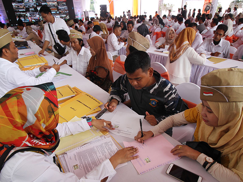Sejumlah debitur menandatangani Akad Kredit Pemilikan Rumah (KPR) BNI Massal di Surabaya, Jawa Timur, Sabtu (23/3/2019).