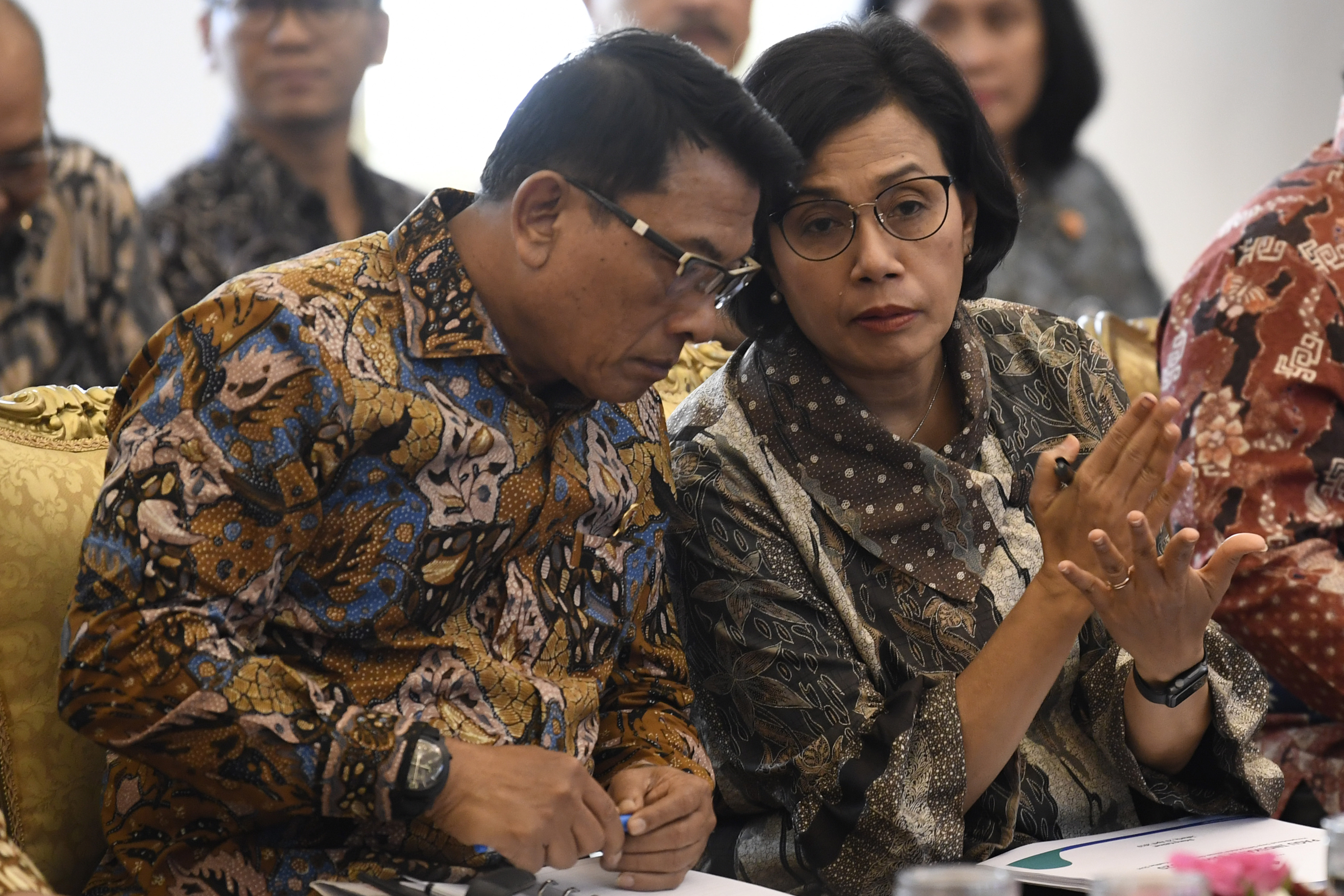Menteri Keuangan Sri Mulyani (kanan) berbincang dengan Kepala Staf Presiden Moeldoko (kiri) disela-sela Sidang Kabinet Paripurna