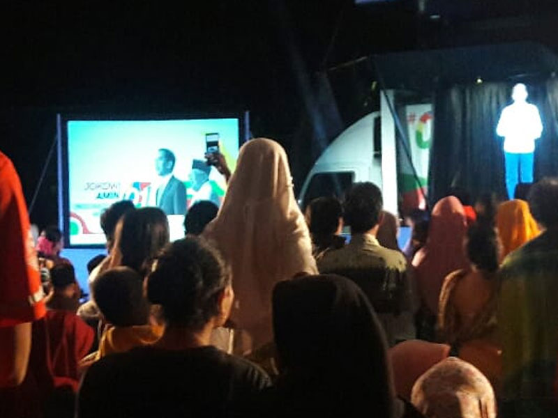 Ratusan warga melihat kampanye hologram capres nomor urut 01 Joko Widodo di Kampung Sadik, Desa Pageragung, Walantaka, Serang, Banten.