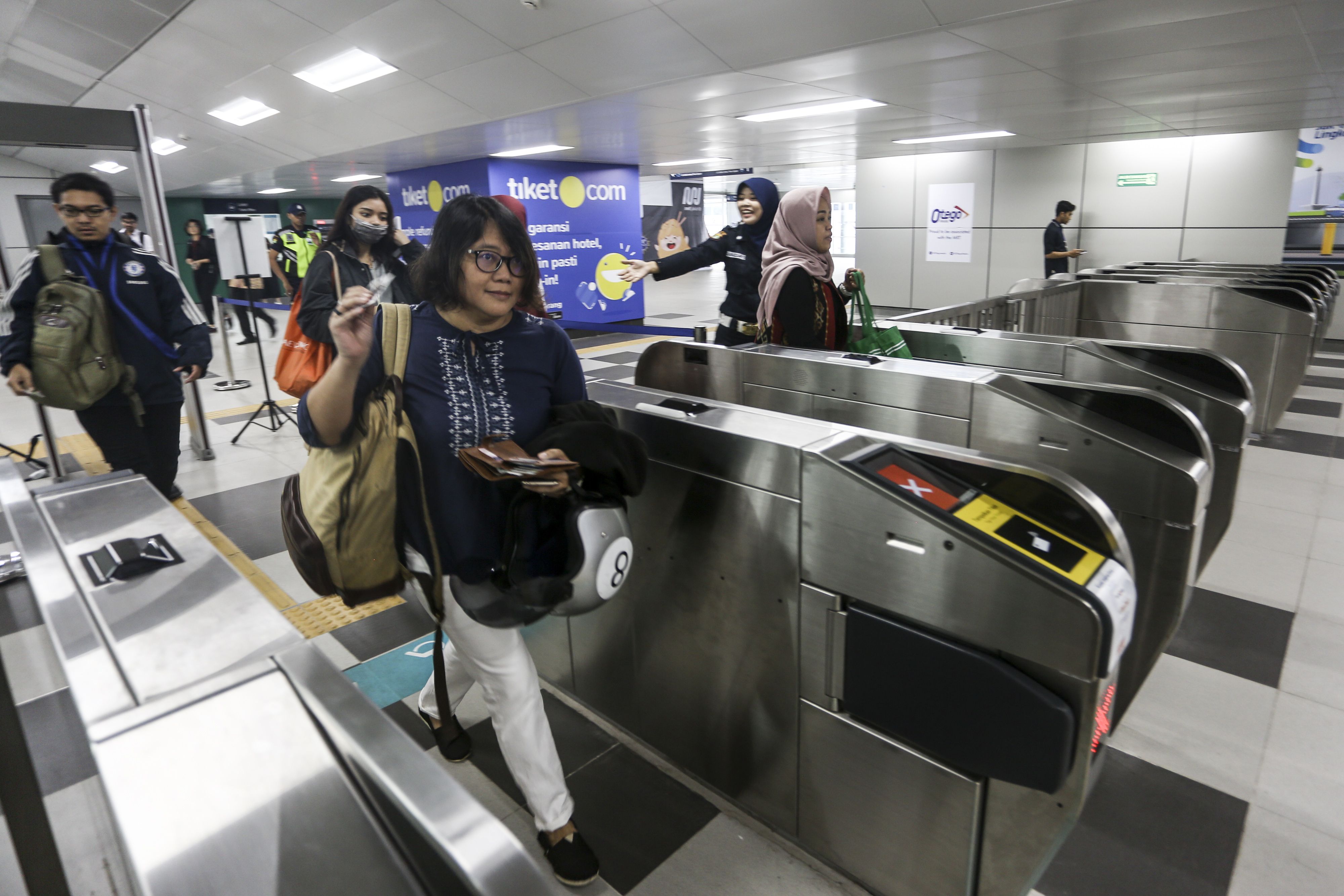 Calon penumpang memasuki stasiun MRT di Stasiun MRT Lebak Bulus, Jakarta, Senin (1/4)