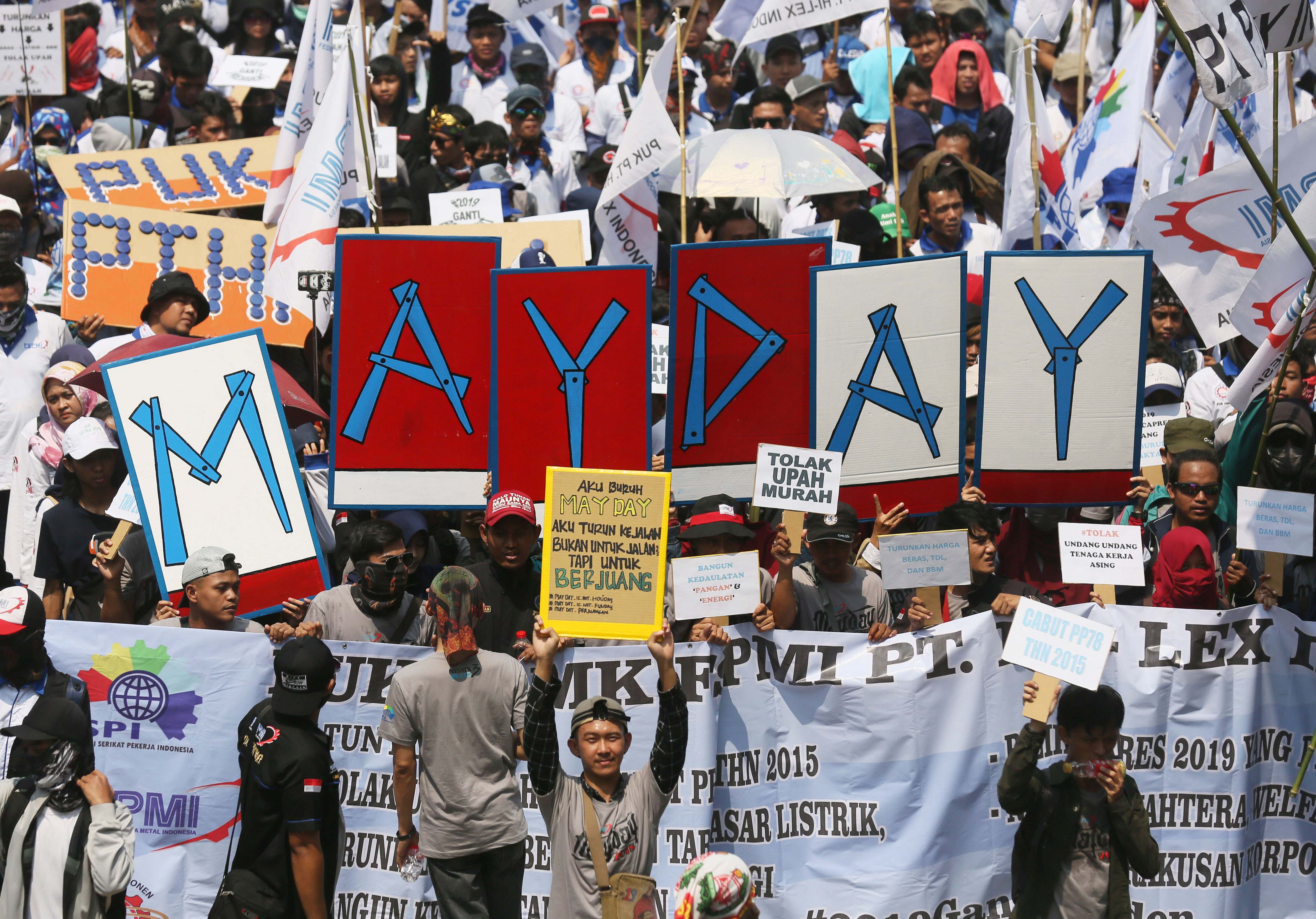Massa serikat buruh berjalan menuju Istana Merdeka untuk melakukan aksi memperingati Hari Buruh Internasional atau May Day 2018.