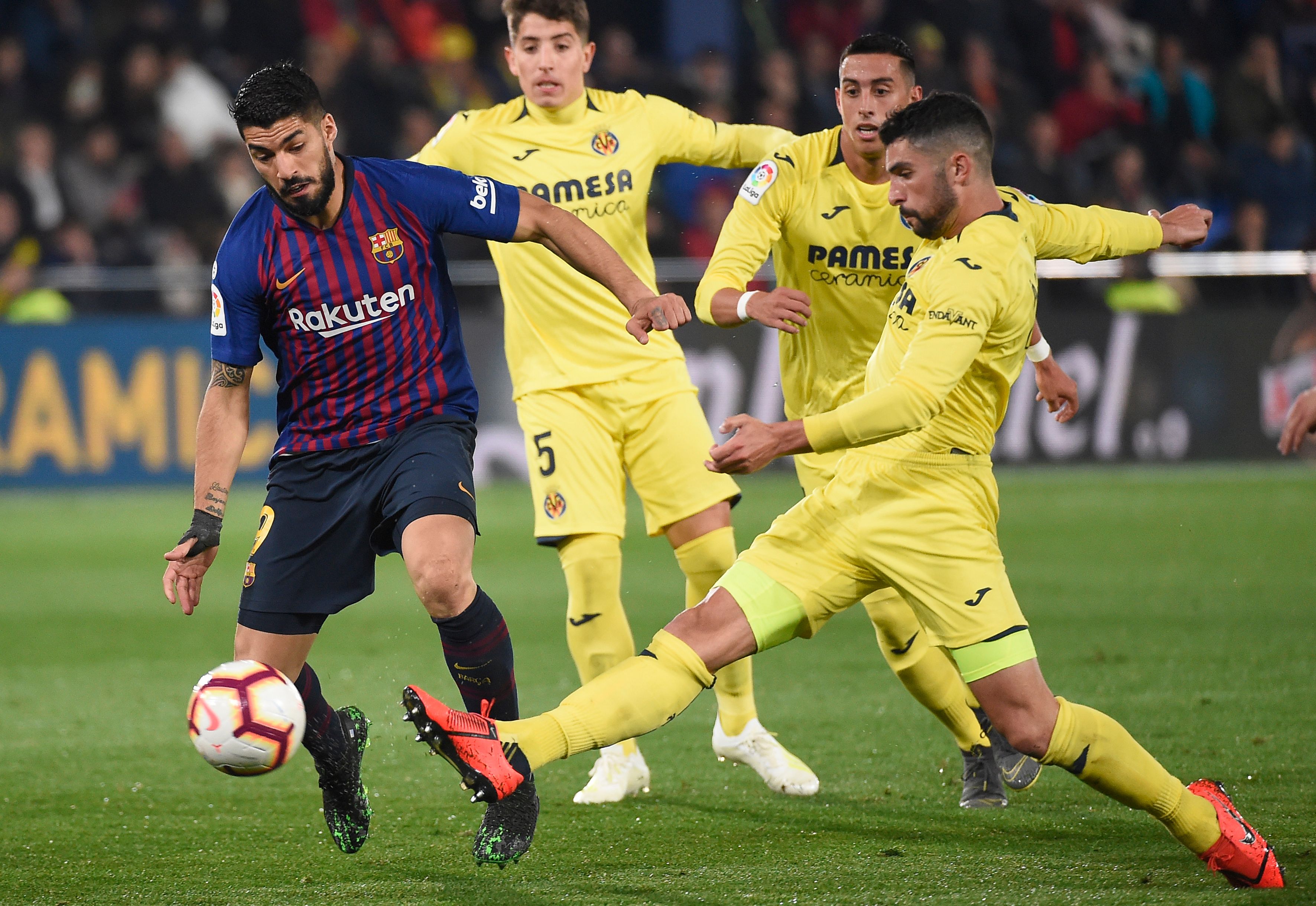 Pemain Barcelona Luis Suarez berusaha melewati pemain Villarreal Alvaro Gonzalez