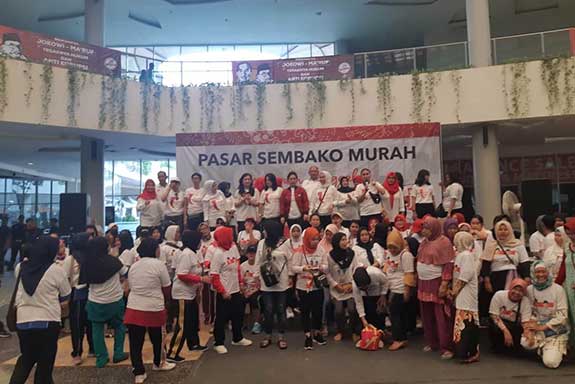 Perempuan Jenggala yang bernaung di bawah Jenggala Center melaksanakan pasar sembako murah