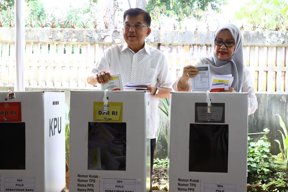 Wakil Presiden Jusuf Kalla (kiri) dan istri Mufidah