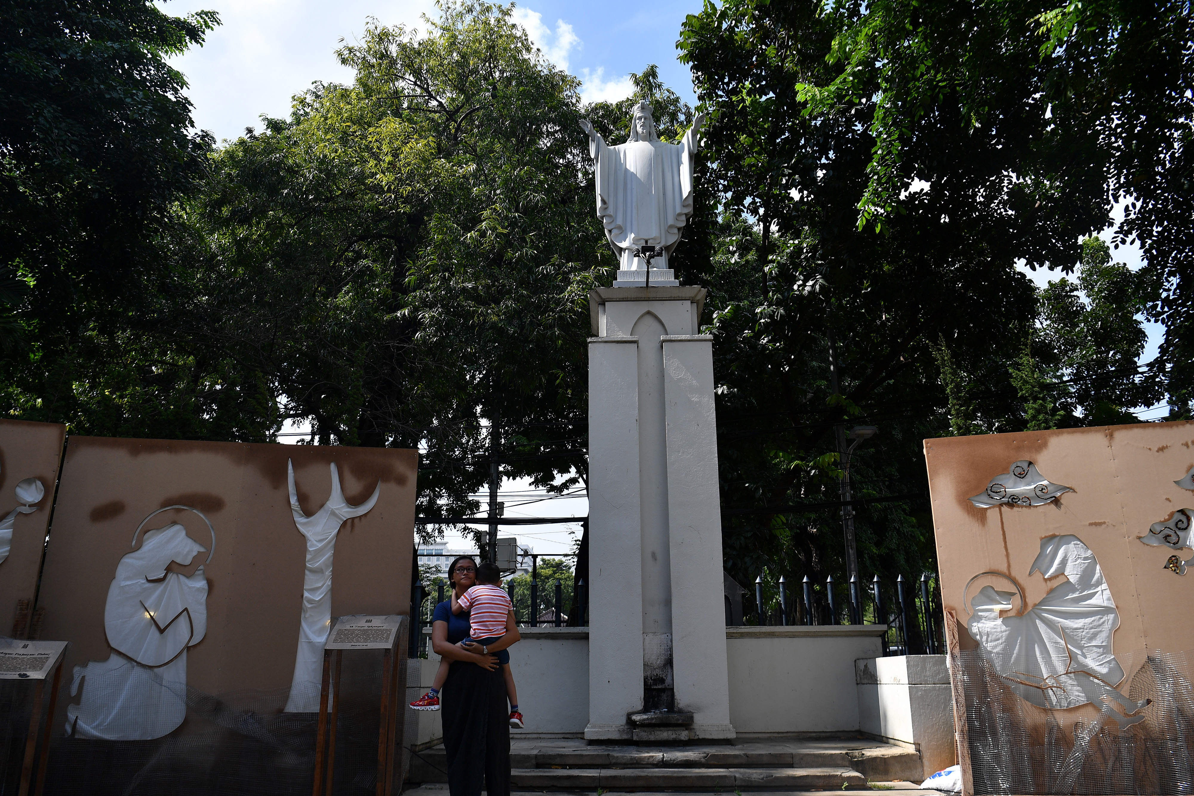 Suasana di Gereja Katedral Jakarta, Jumat (19/4).