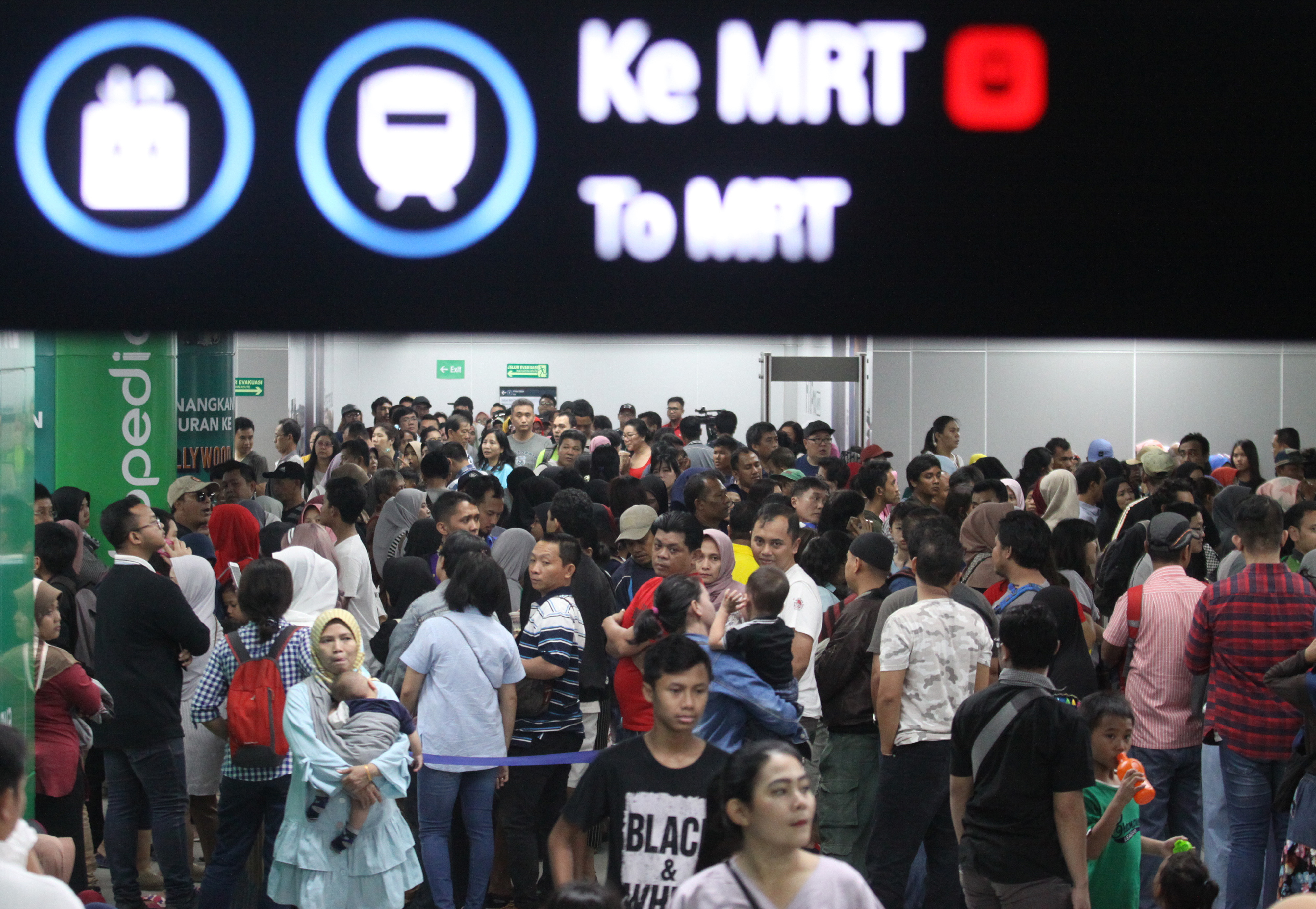 Warga antre untuk menaiki kereta MRT pada Libur Isra Miraj di Stasiun MRT Bundaran HI, Jakarta