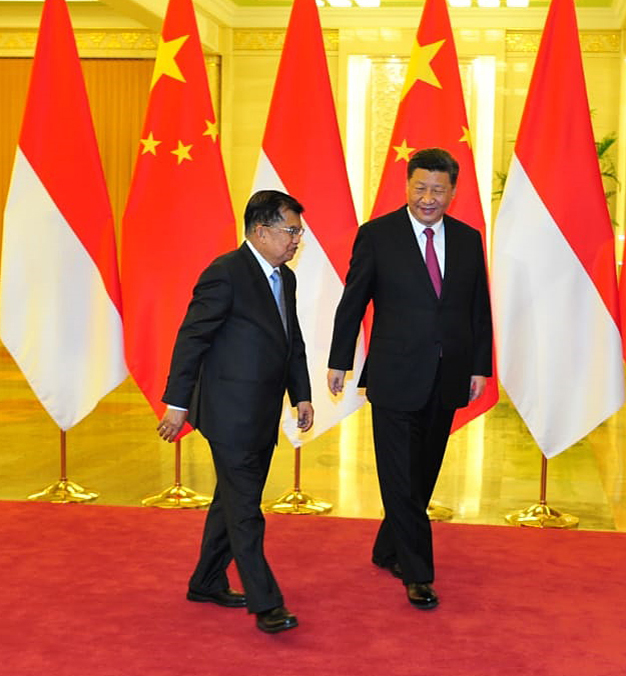 Wakil Presiden Jusuf Kalla berbincang dengan Presiden Tiongkok Xi Jinping dalam pertemuan bilateral di Beijing, kemarin