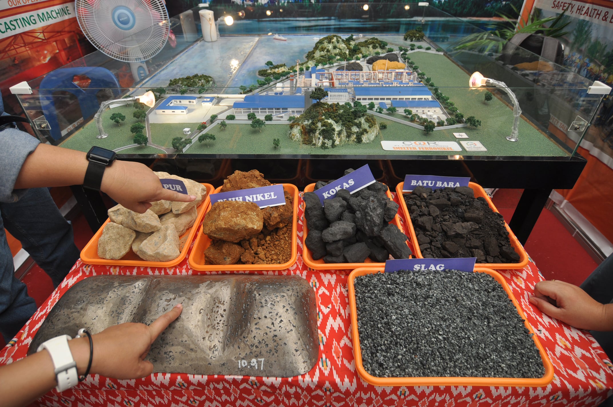 Hasil tambang salah satu perusahaan tambang yang sedang dipamerkan