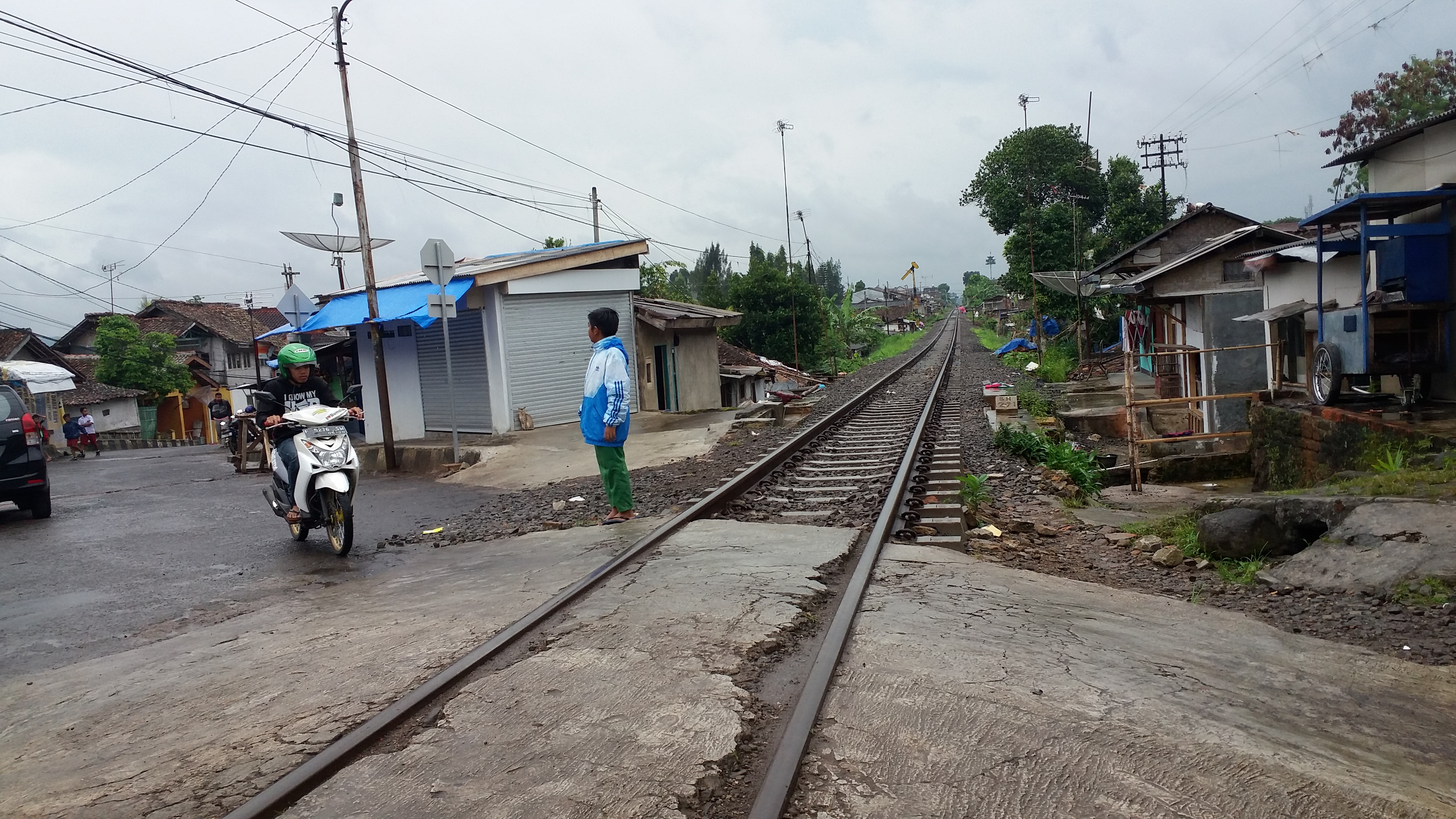Seorang pelajar melintas di perlintasan rel kereta api di Kampung Babakansirna Kecamatan Benteng 