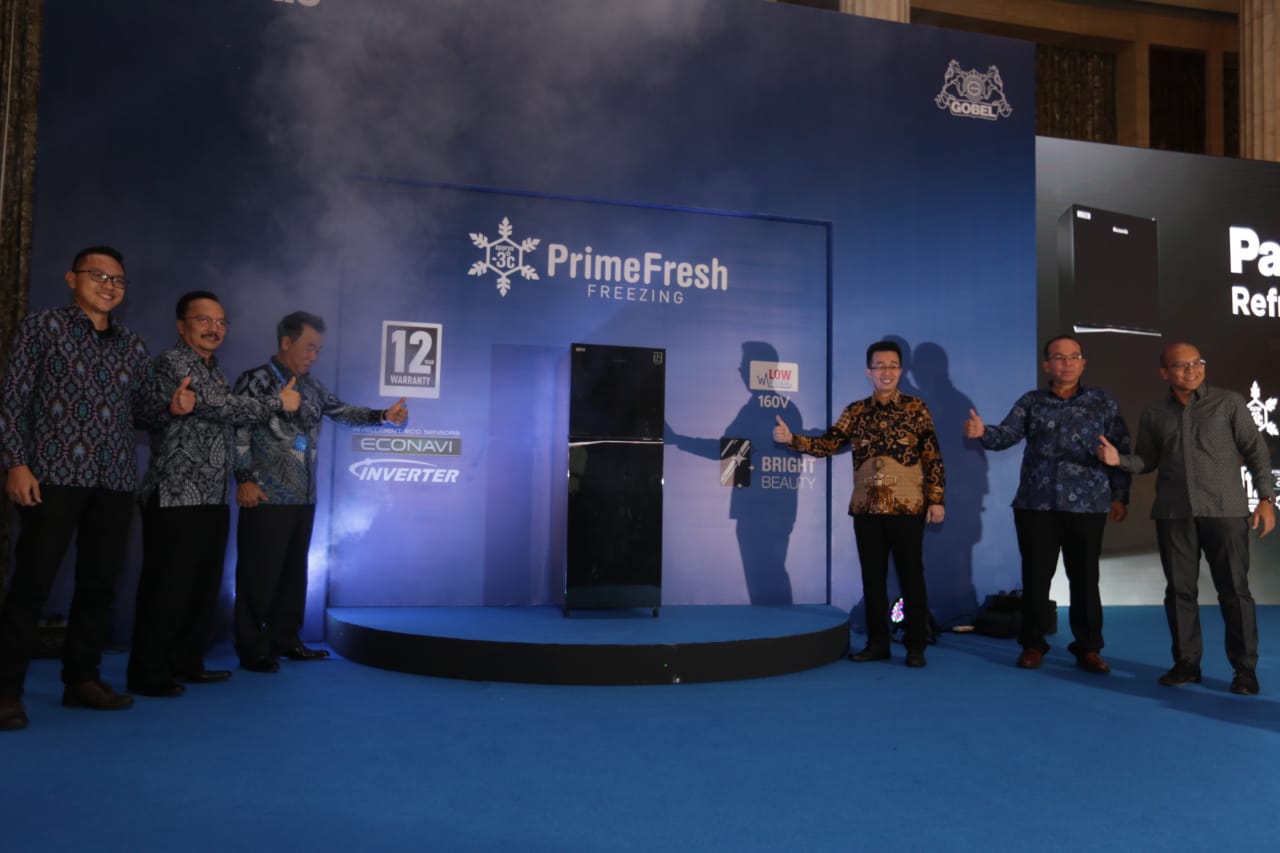 Jajaran direksi Panasonic Gobel Indonesia saat memperkenalkan teknologi Nanoe dan PrimeFresh di Jakarta, Selasa (9/4)