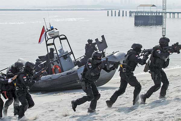 PENANGGULANGAN TERORISME: Satuan Penanggulangan Teroris (Satgultor) TNI melakukan penyerbuan dari laut saat simulasi penindakan terorisme da