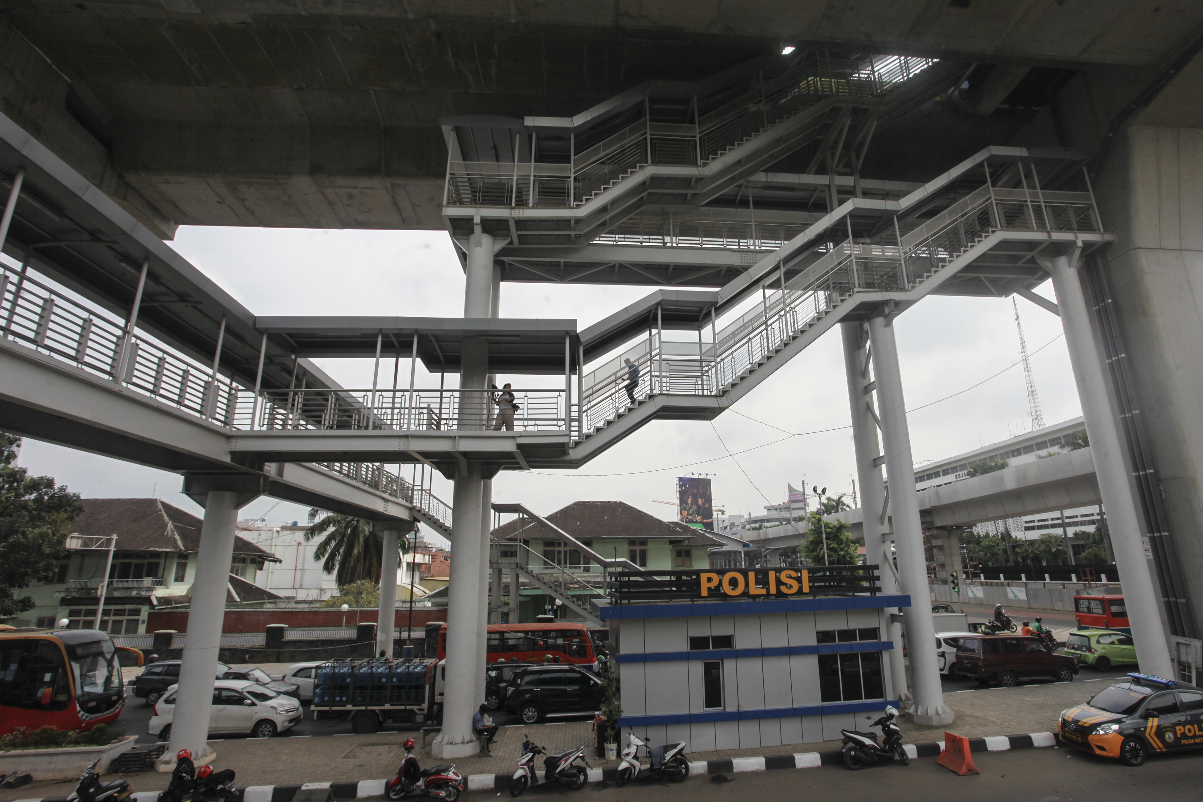 Warga menuruni anak tangga halte Transjakarta CSW di kawasan Jalan Sisingamangaraja, Jakarta, awal bulan lalu.