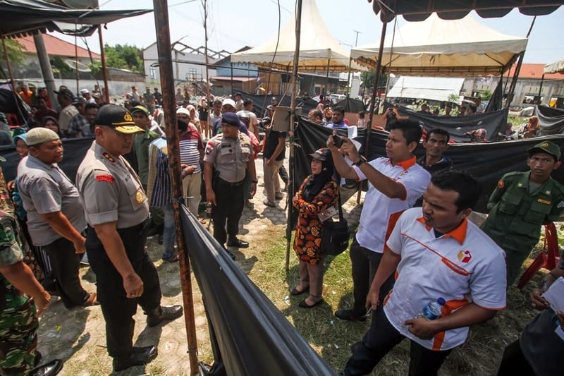 Kapolda Aceh Irjen Pol Rio S Djambak (kiri) berbincang dengan anggota Kelompok Penyelenggara Pemungutan Suara (KPPS