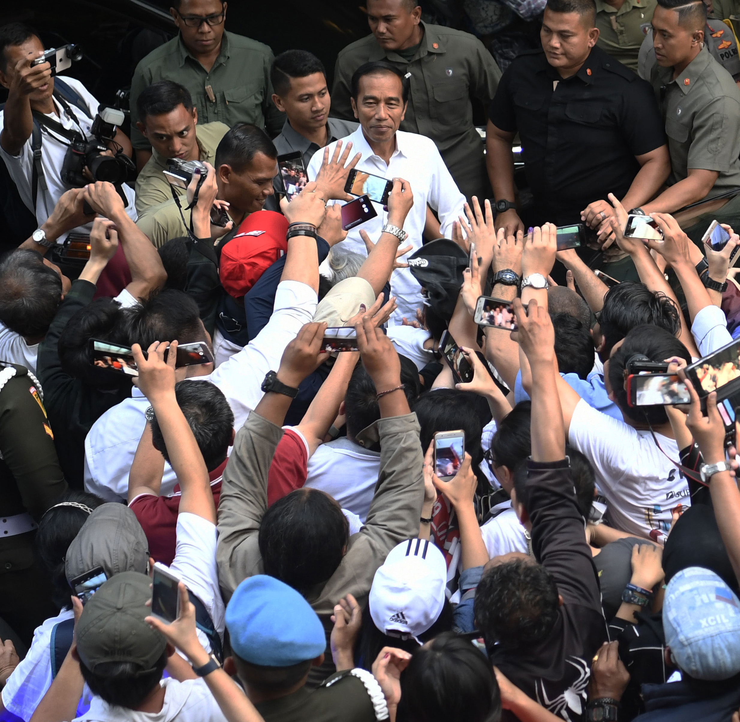 Calon Presiden petahana Joko Widodo saat menyambangi pendukungnya usai pemungutan suara pemilu 2019