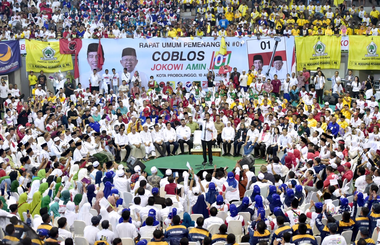 Capres nomor urut 01 Joko Widodo saat berkampanye di Probolinggo, Jawa Timur, Rabu (10/4)