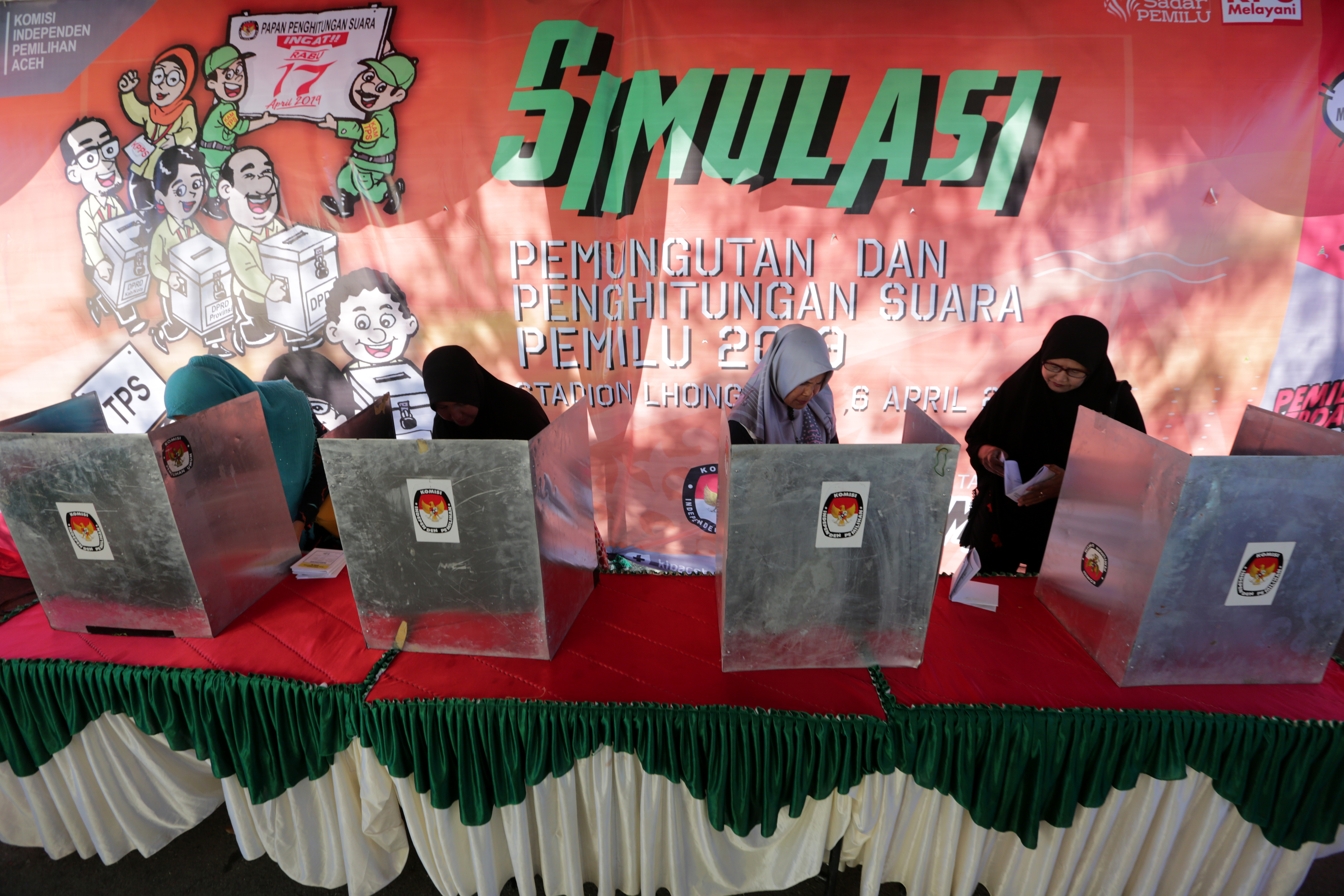 Warga mengikuti simulasi pemungutan suara pemilihan umum (Pemilu) pemilu legislatif dan presiden 2019, di Banda Aceh, Aceh, Sabtu (6/4)