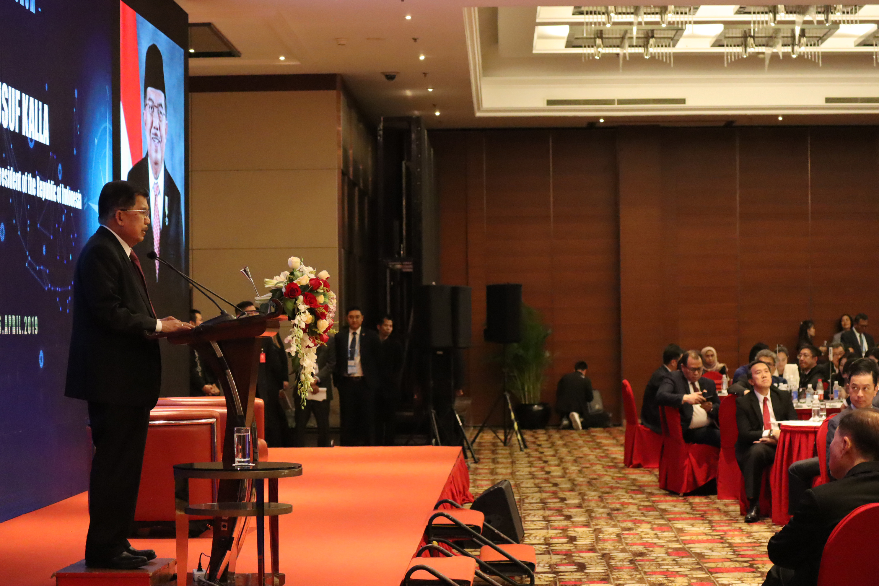  Wapres Jusuf Kalla berpidato di depan peserta Forum Bisnis Indonesia-Tiongkok di Beijing, Jumat (25/4/2019)