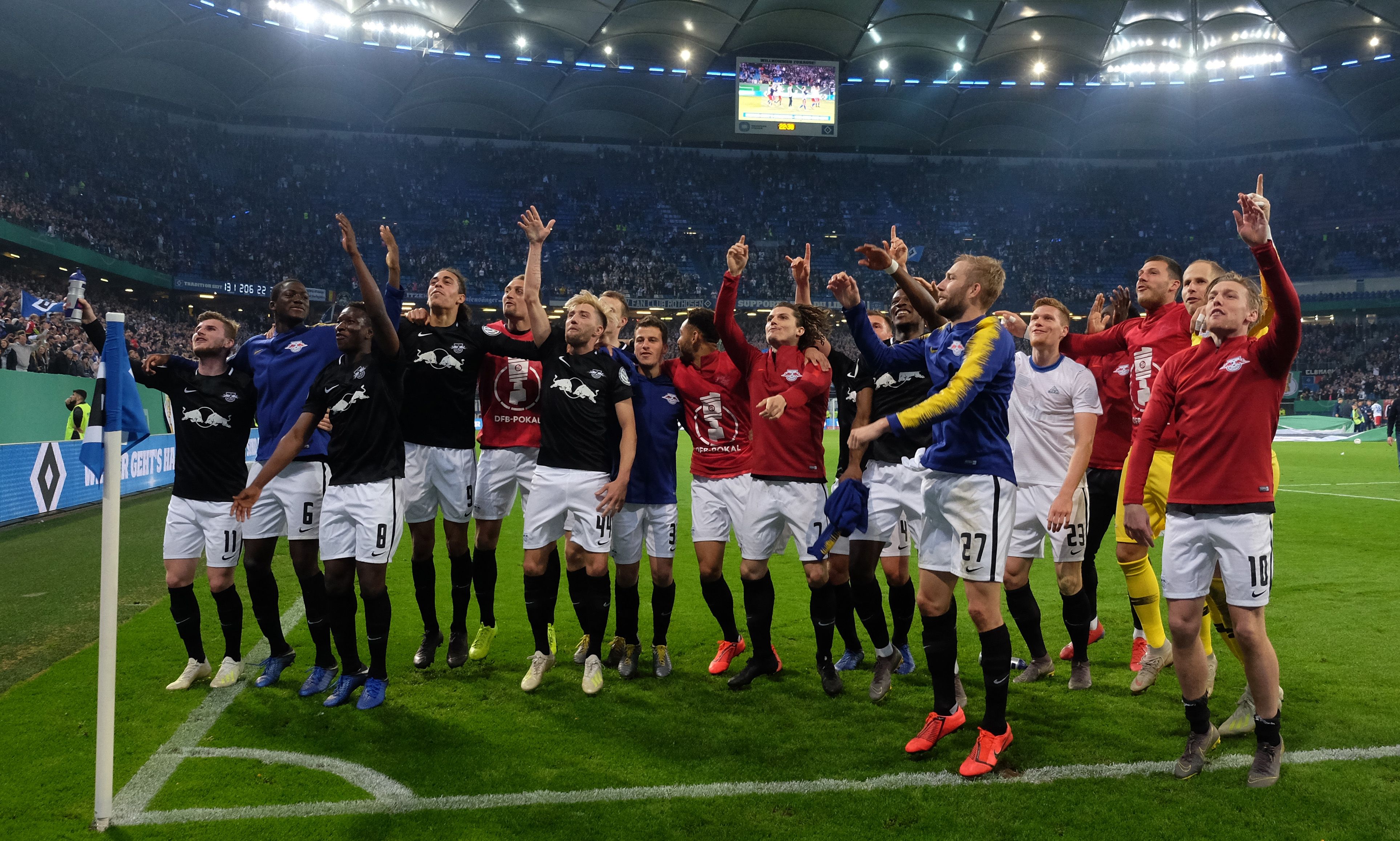 Para pemain RB Leipzig merayakan kemenangan mereka atas Hamburg di laga semifinal DFB Pokal.