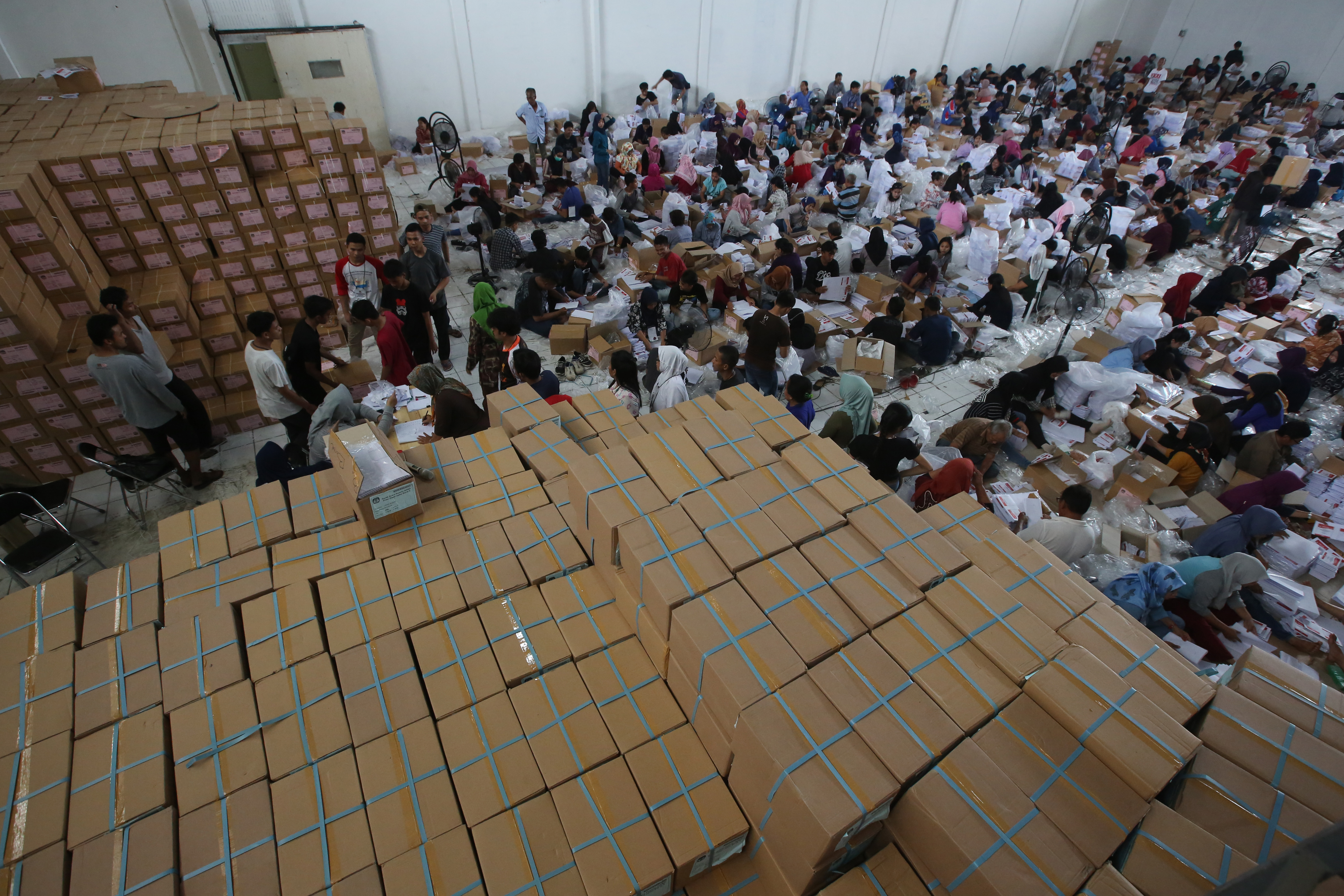 Petugas saat melipat surat suara di KPU Kabupaten Bogor, Cibinong, Jawa Barat, Jumat (22/2).