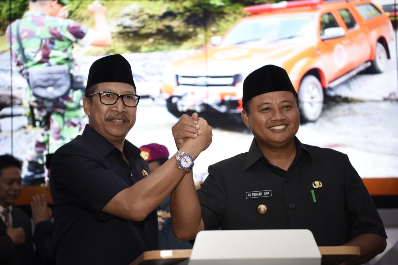 (Kiri) Kepala Dinas Pariwisata dan Kebudayaan Provinsi Jawa Barat, Dedi Taufik.