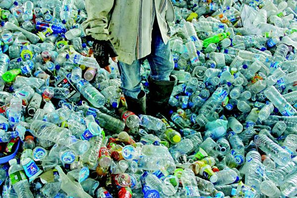 Sampah plastik yg sedang dibersihkan untuk didaur ulang