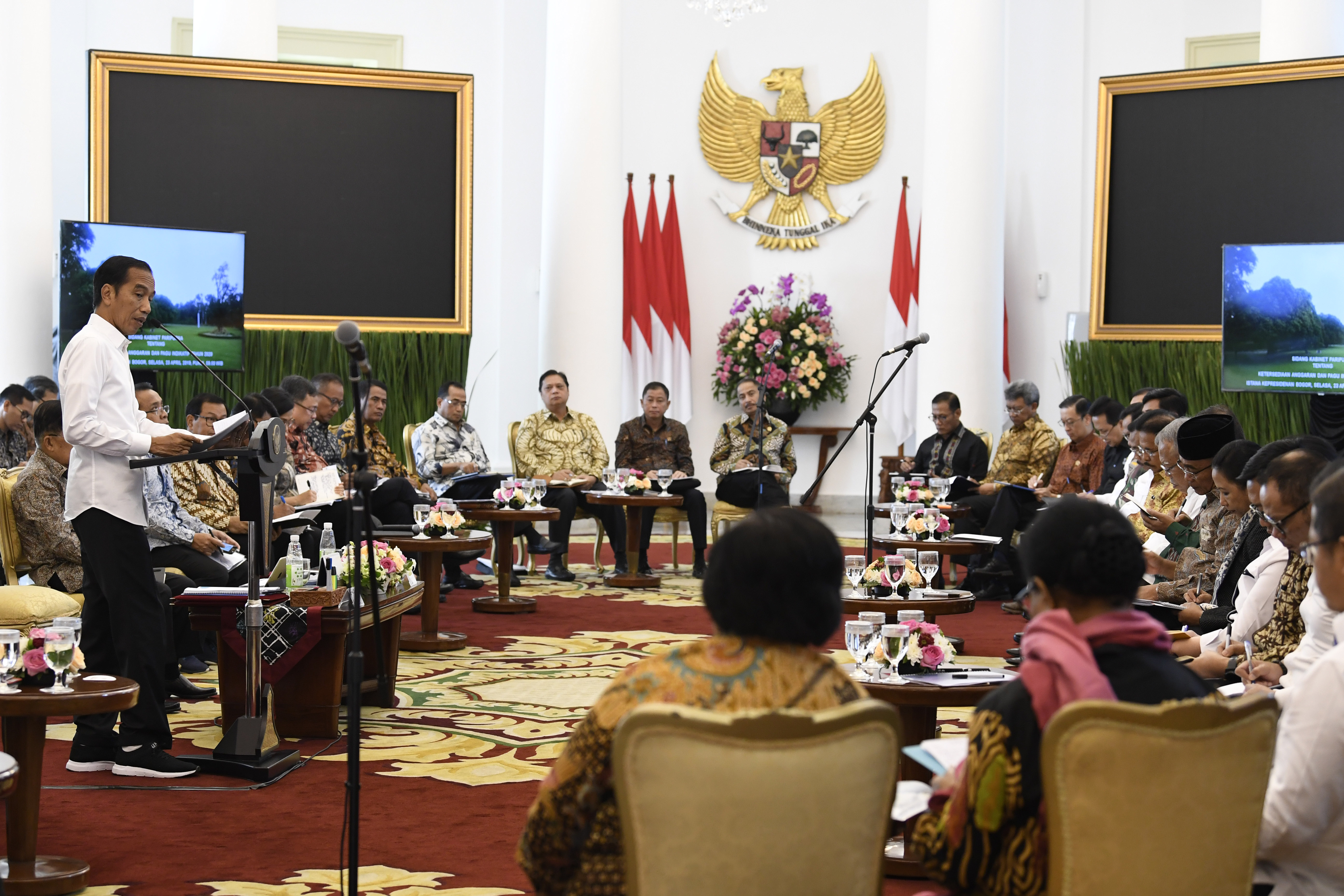 Presiden Joko Widodo (kiri) menyampaikan arahan saat Sidang Kabinet Paripurna tentang ketersediaan anggaran dan pagu indikatif 2020.