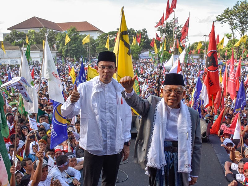 Calon Wakil Presiden nomor urut 01 K H Ma'ruf Amin (kanan) bersama Wakil Ketua Bapilu Dewan Pengurus Pusat (DPP) Partai Golkar TGB.