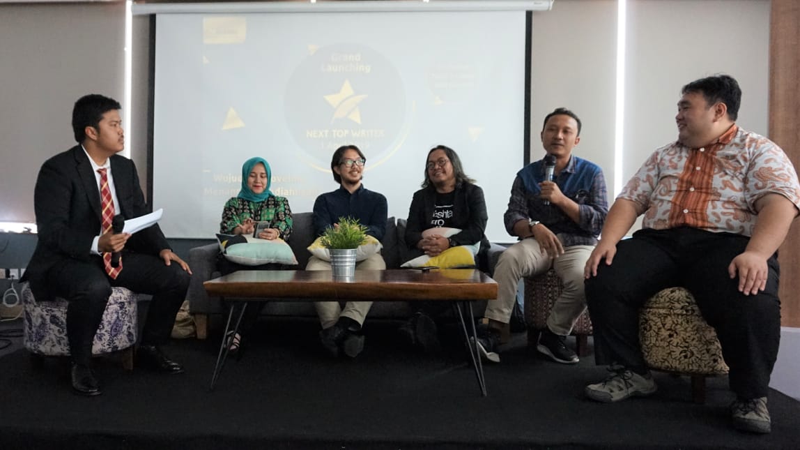 Project Manager NovelMe, Aji Pribadi, saat menggelar konferensi pers ajang 