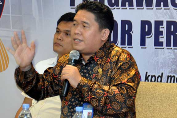 Komisioner Komisi Pengawas Persaingan Usaha (KPPU) Guntur Syahputra Saragih (tengah)