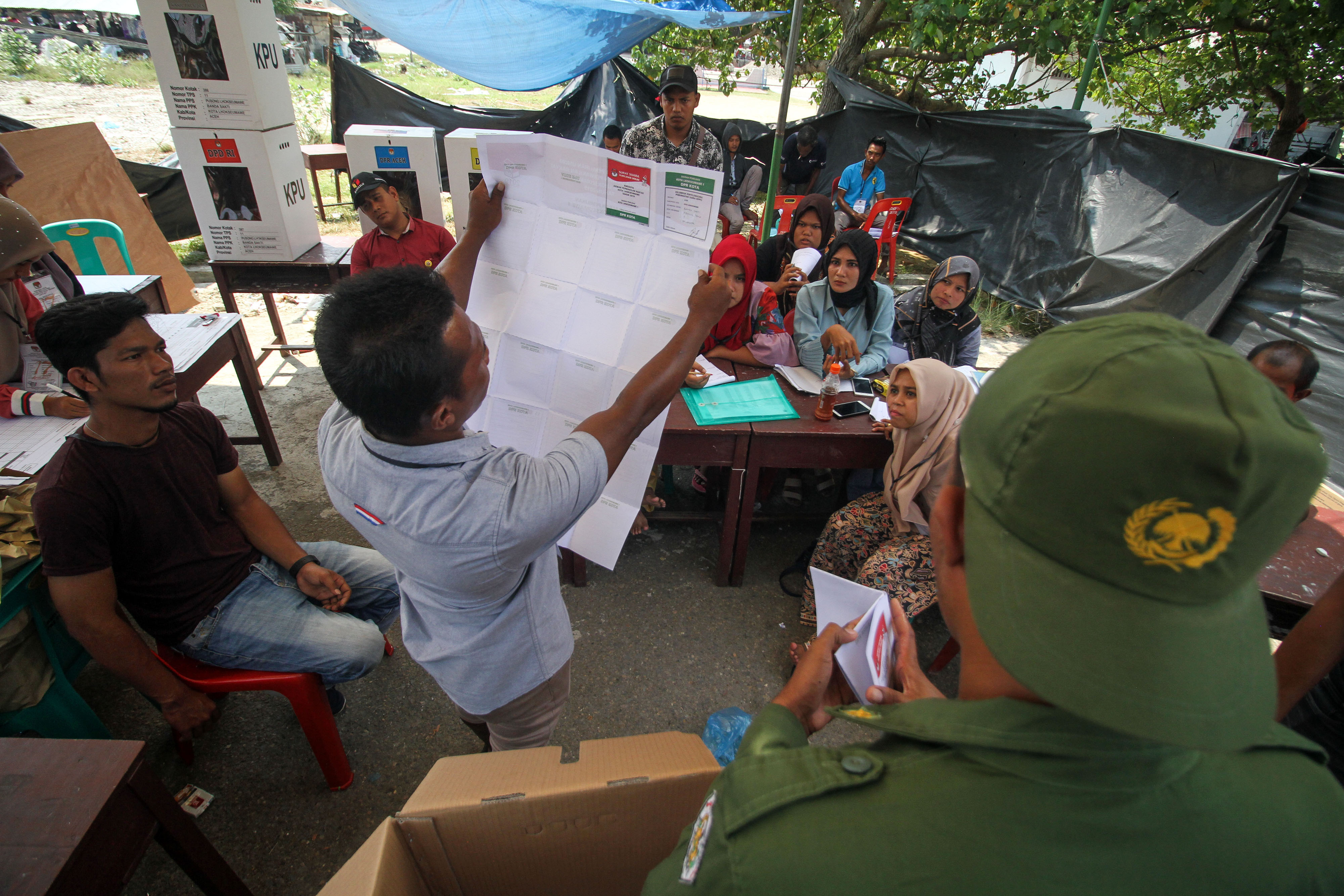 KPU hingga kini masih menghitung suara secara manual  hasil Pemilu 2019. 