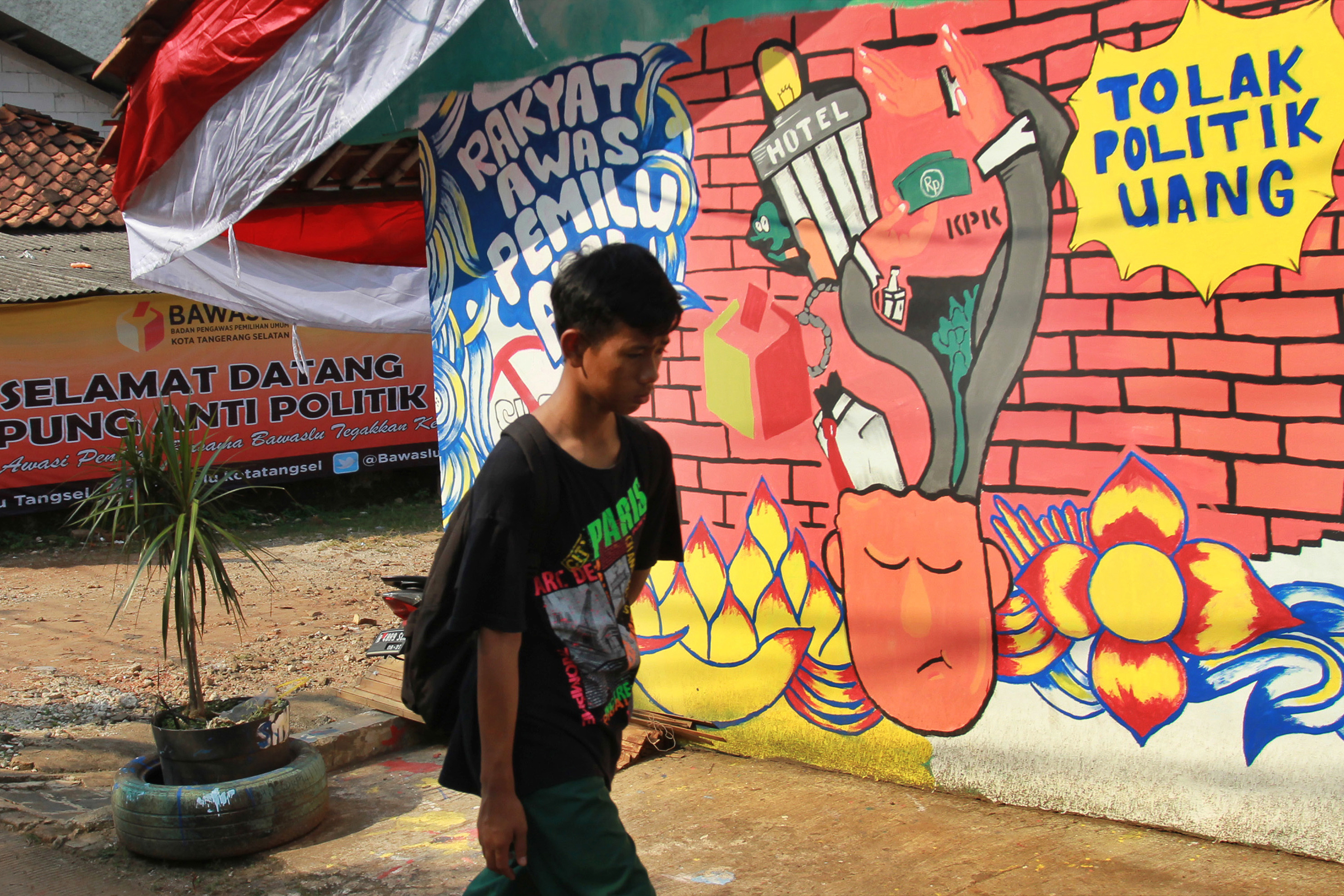 Warga melintasi kampung tematik yang bertemakan 