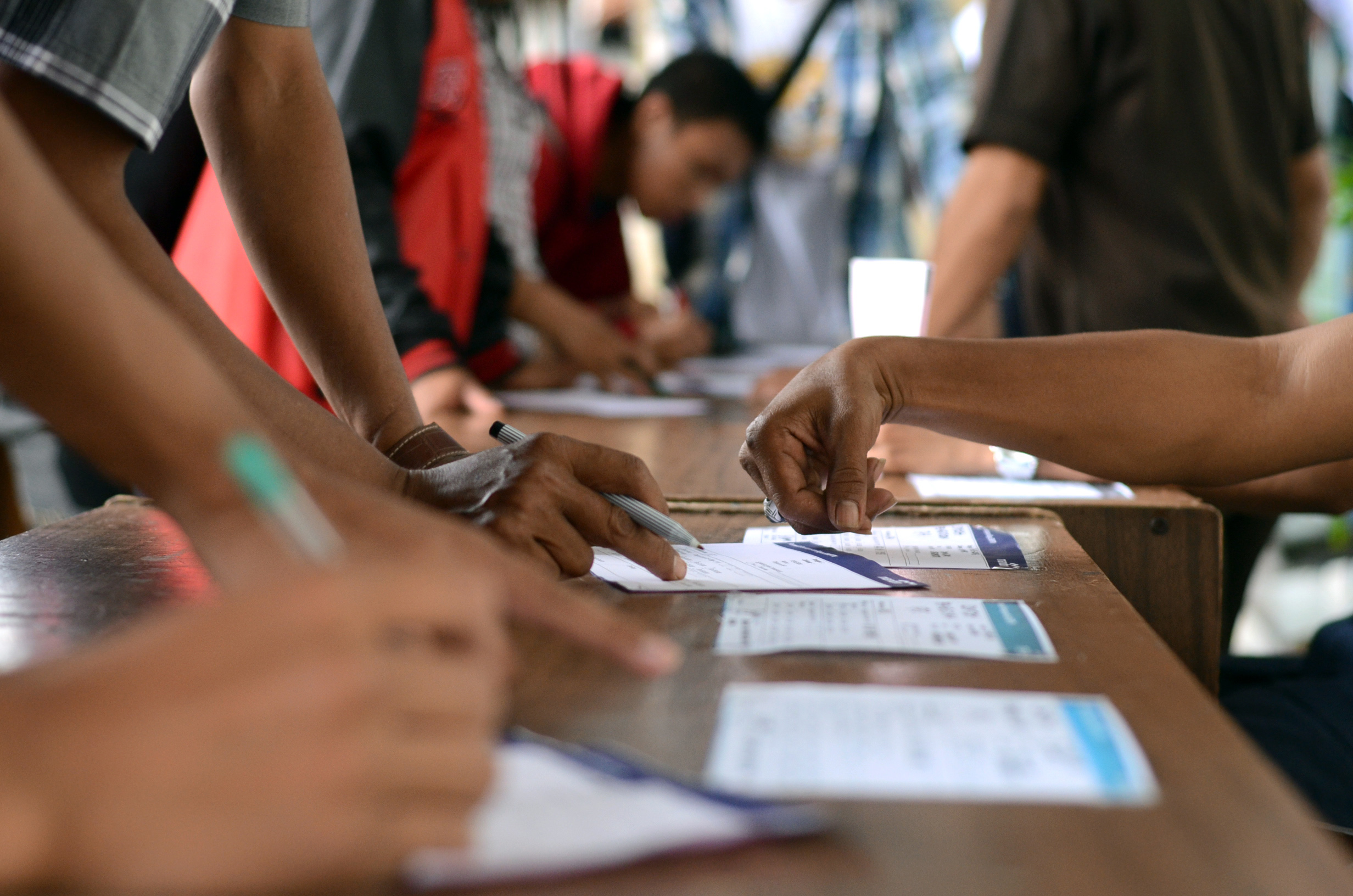 Calon mahasiswa baru mengisi formulir pembayaran biaya pendaftaran melalui jalur Seleksi Bersama Masuk Perguruan Tinggi Negeri 