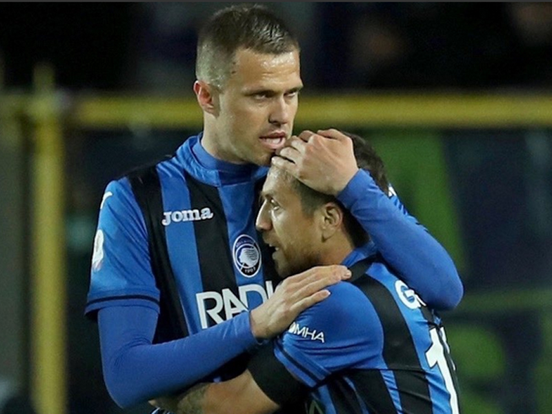 Pencetak gol Atalanta Josip Ilicic (kiri) dan Alejandro Gomez.