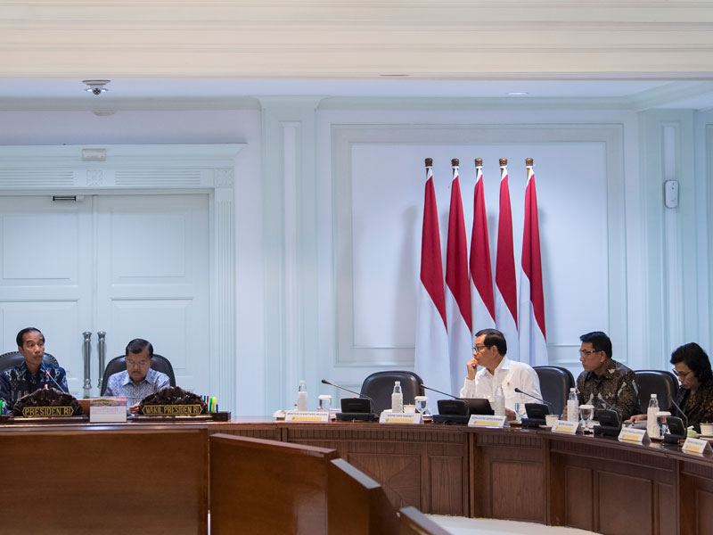 Presiden Joko Widodo bersama Wakil Presiden Jusuf Kalla memimpin rapat terbatas tentang ketersediaan anggaran dan pagu indikatif tahun 2020