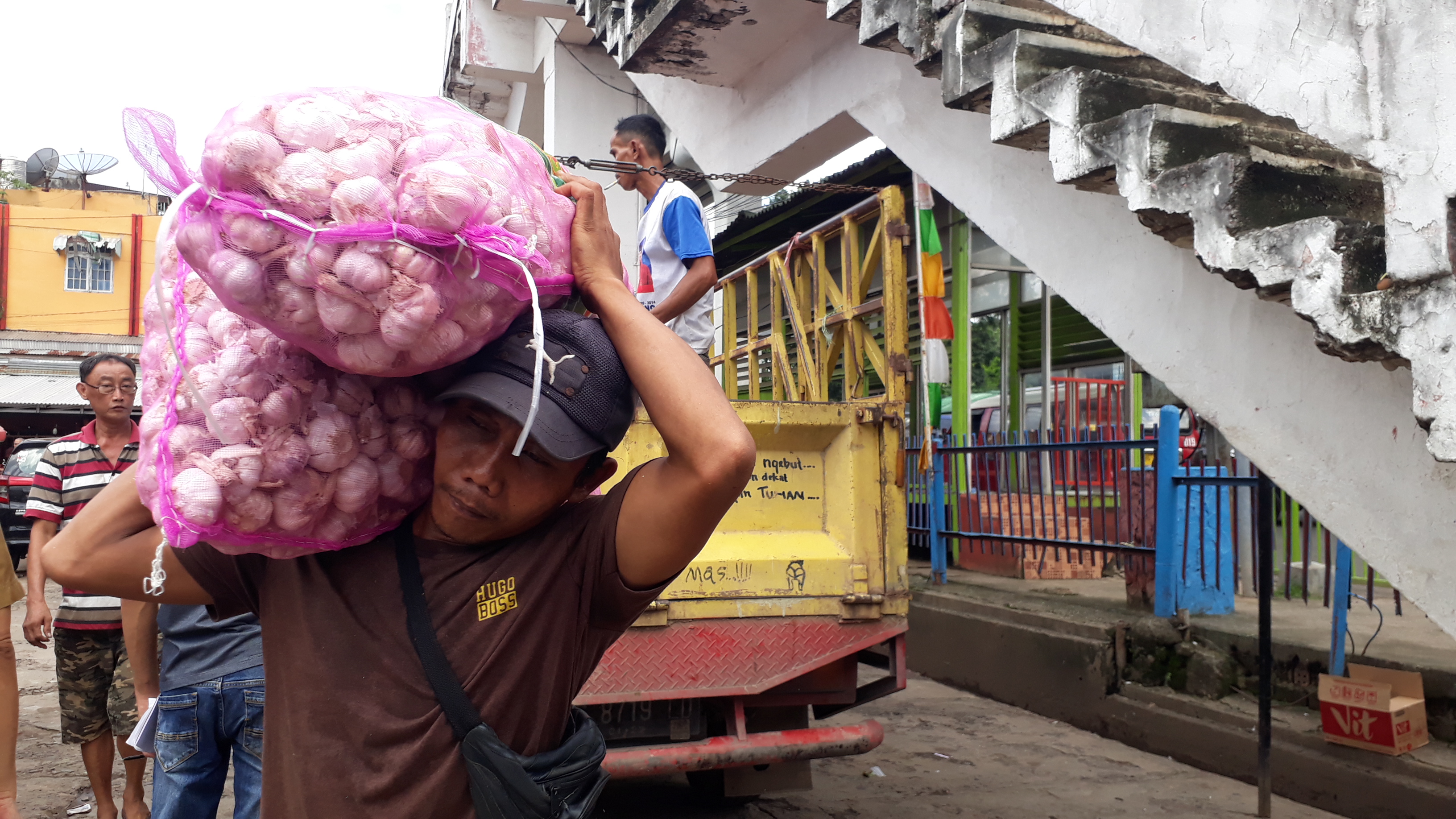 Operasi pasar bawang putih di Palembang pada Senin (22/4).