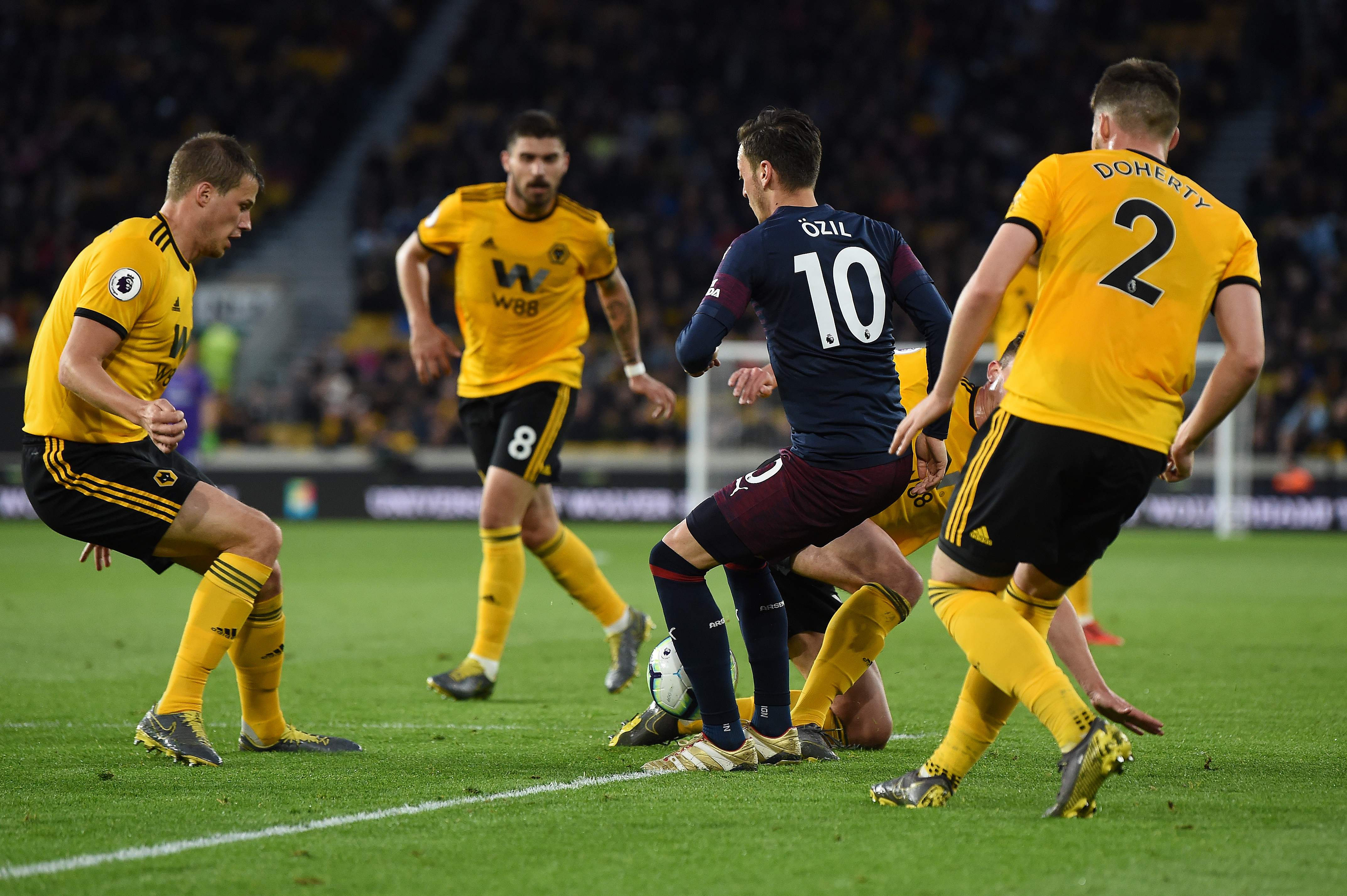 Para pemain Wolverhampton mengepung gelandang Arsenal Mesut Oezil.