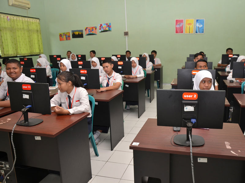 Pelaksanaan ujian nasional berbasis komputer (UNBK) untuk siswa sekolah menengah pertama (SMP)