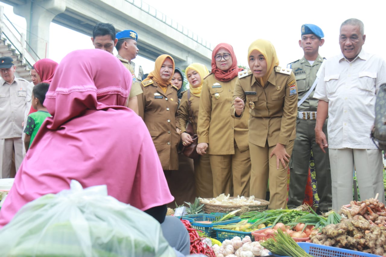 Wakil Walikora Palembang, Fitrianti Agustida  meninjau harga bahan pokok pangan di Pasar KM5 Palembang menjelang puasa, Selasa (23/4).