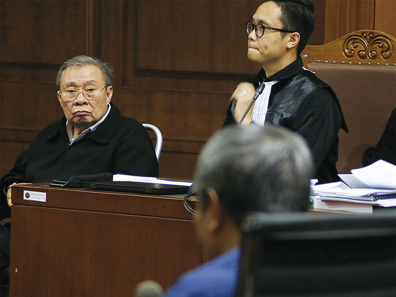 Terdakwa Budi Suharto (kiri) mendengarkan keterangan dua saksi dalam sidang lanjutan kasus dugaan suap kepada empat pejabat Kementerian PU-P