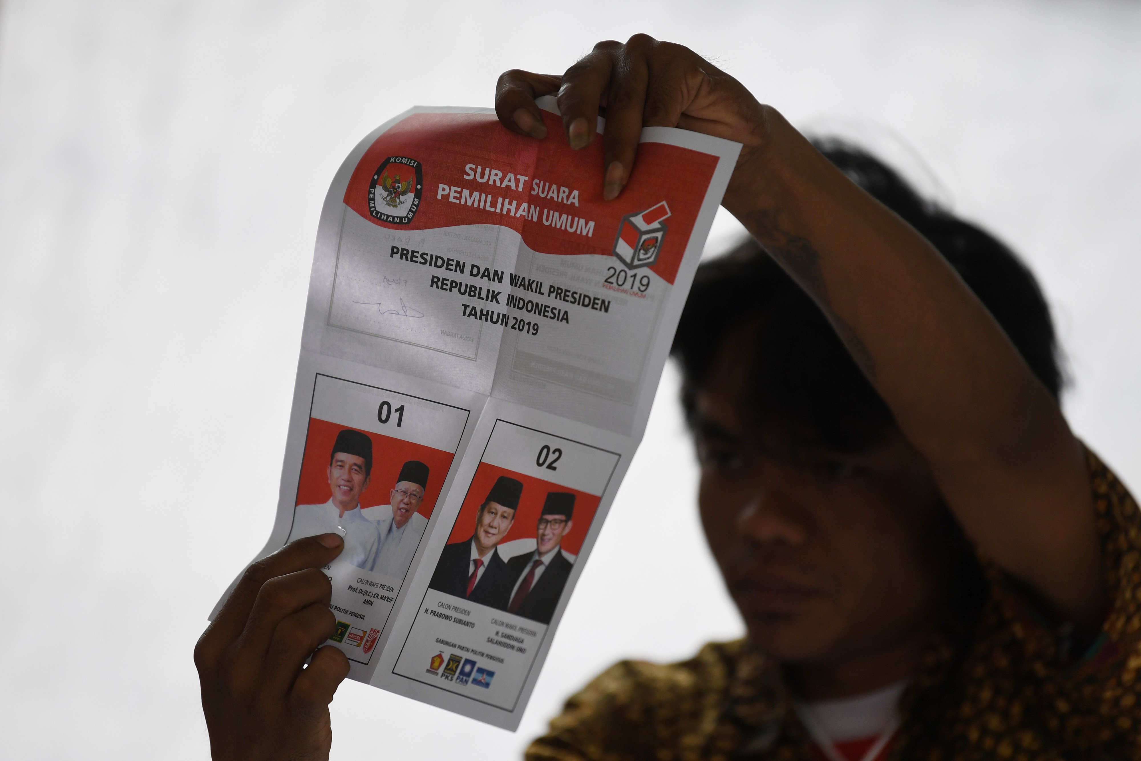 Petugas KPPSI menunjukkan surat suara pemilihan presiden dan wakil presiden