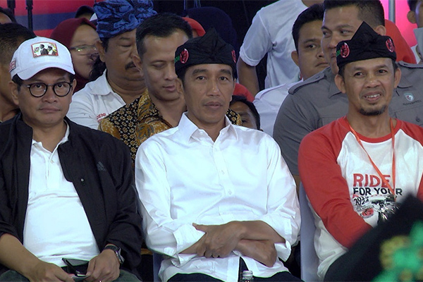 Capres nomor urut 01 Joko Widodo (tengah)