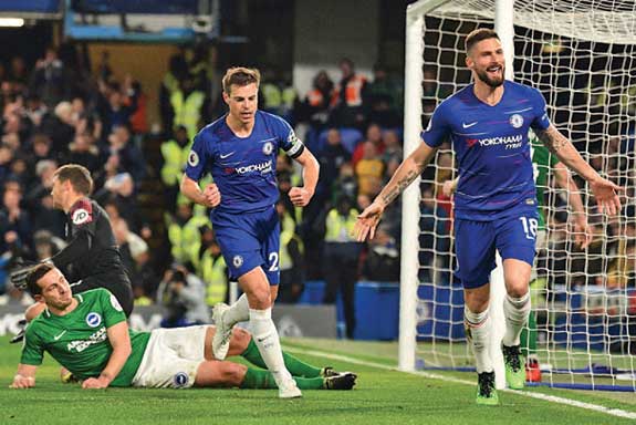 Giroud mencetak satu dari tiga gol kemenangan 3-0 Chelsea atas Brighton and Hove Albion di Stamford Bridge.