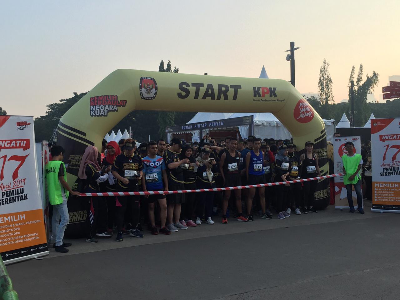 Para peserta lari Pemilu Run yang diadakan oleh KPU dan KPK di GBK Senayan, Jakarta, Minggu (7/4)