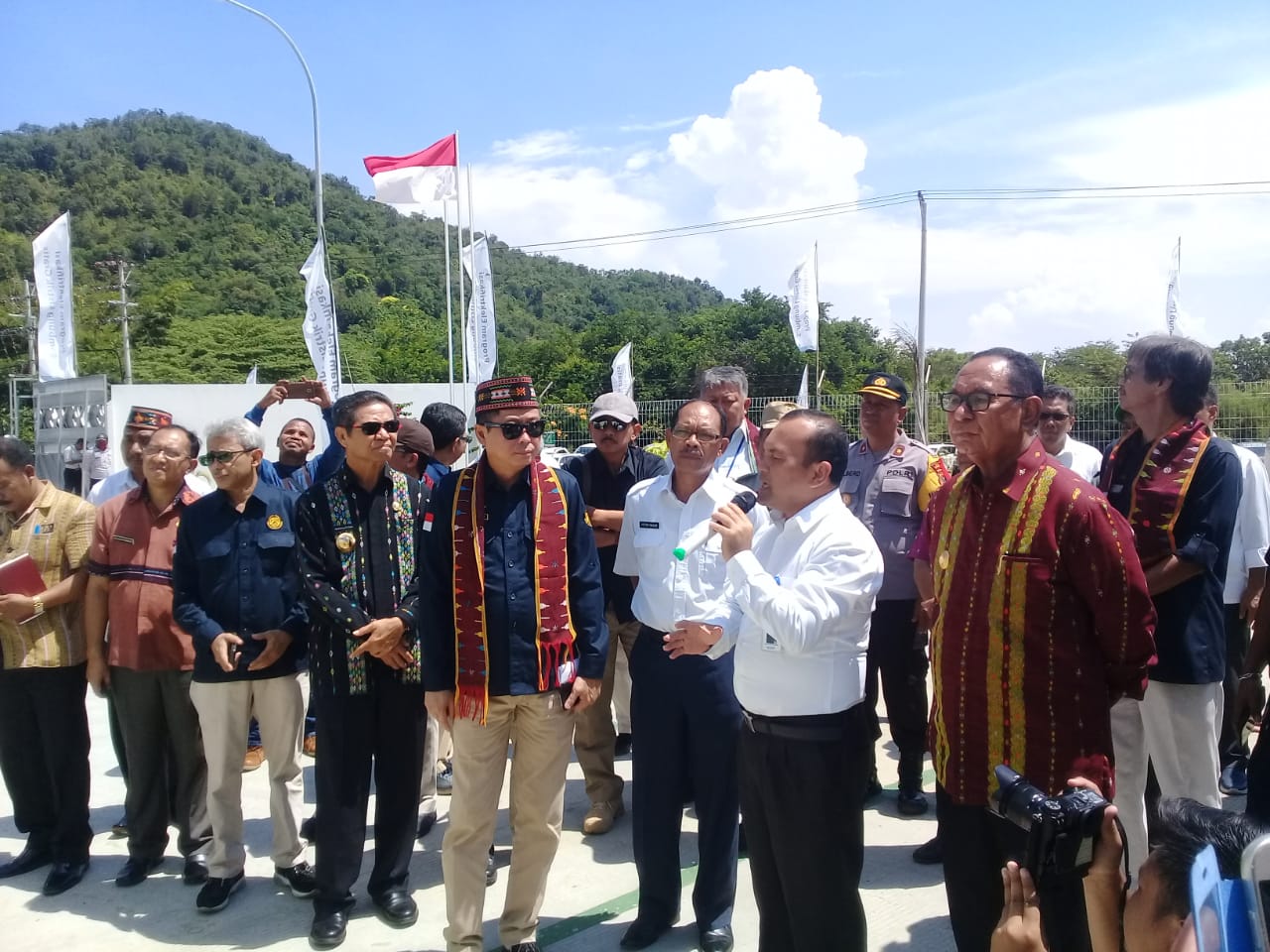 Menteri ESDM Igansius Jonan (tengah dengan kaca mata hitam)