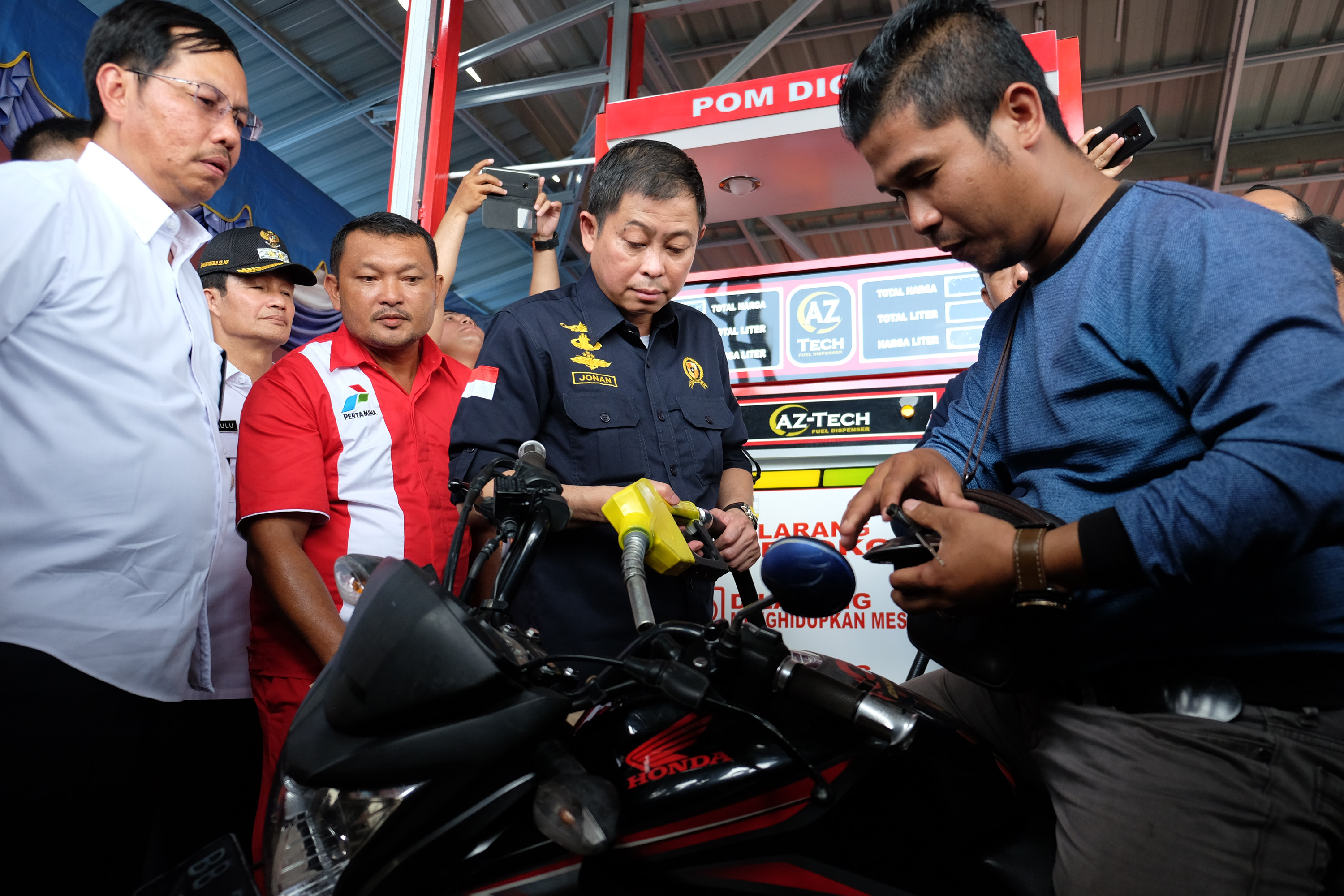Menteri ESDM Ignasius Jonan mengisikan BBM saat peresmian BBM Satu harga di Nias Utara, Sumatera Utara, Desember 2018