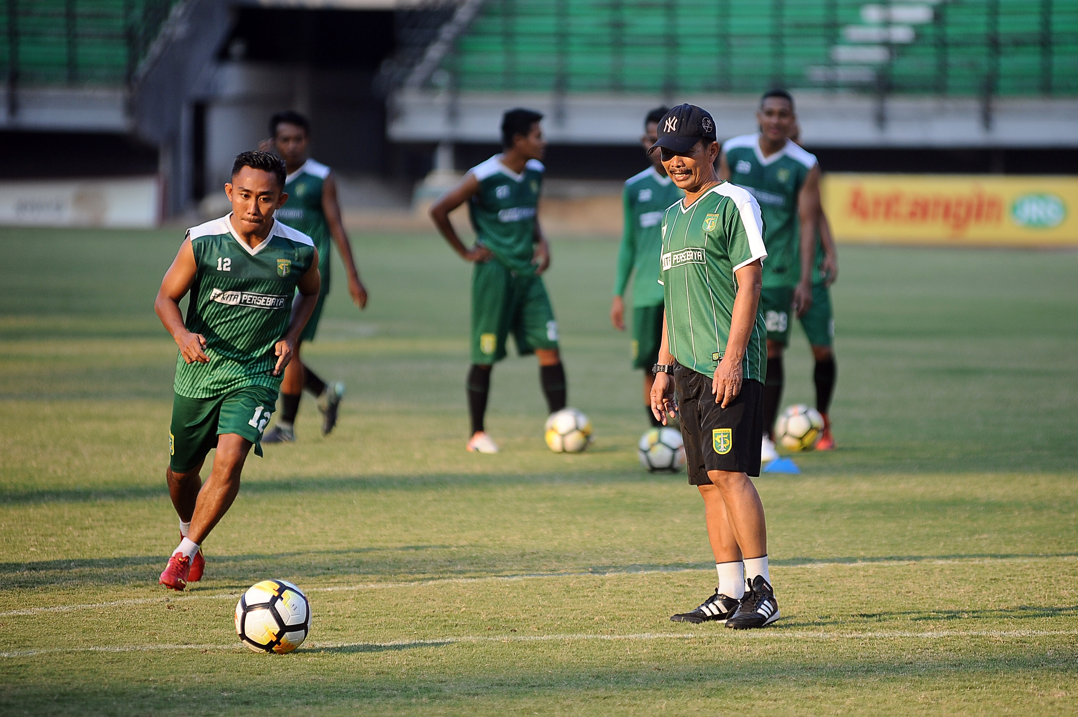 Pelatih Persebaya Djadjang Nurdjaman (kanan)