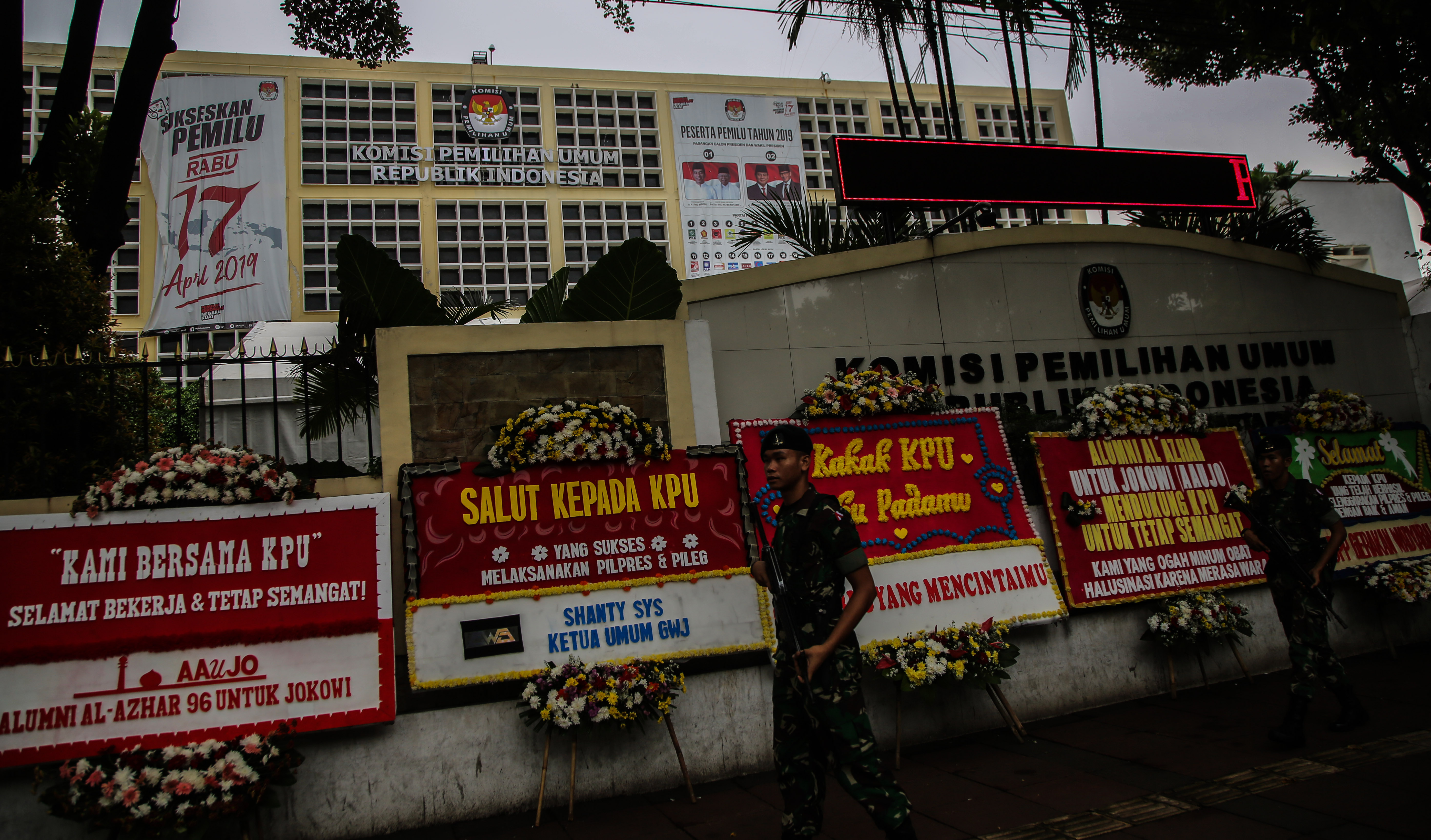 Karangan bunga menghiasi halaman Kantor KPU Pusat, Jakarta, hari ini.